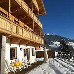 Tirol Juwel דירה *
